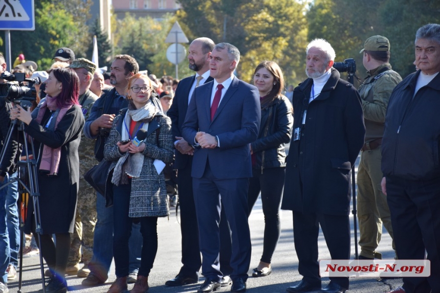 Как николаевцы на площади спели вместе с Пономаревым Гимн Украины. ФОТОРЕПОРТАЖ 