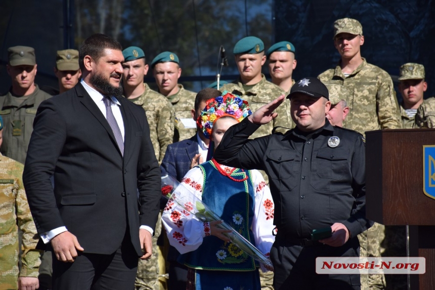 Как николаевцы на площади спели вместе с Пономаревым Гимн Украины. ФОТОРЕПОРТАЖ 