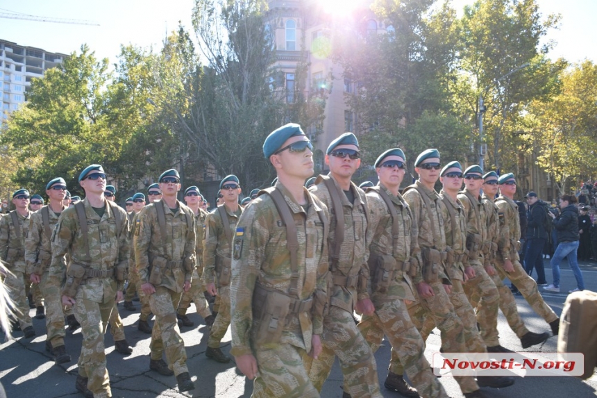 Как николаевцы на площади спели вместе с Пономаревым Гимн Украины. ФОТОРЕПОРТАЖ 