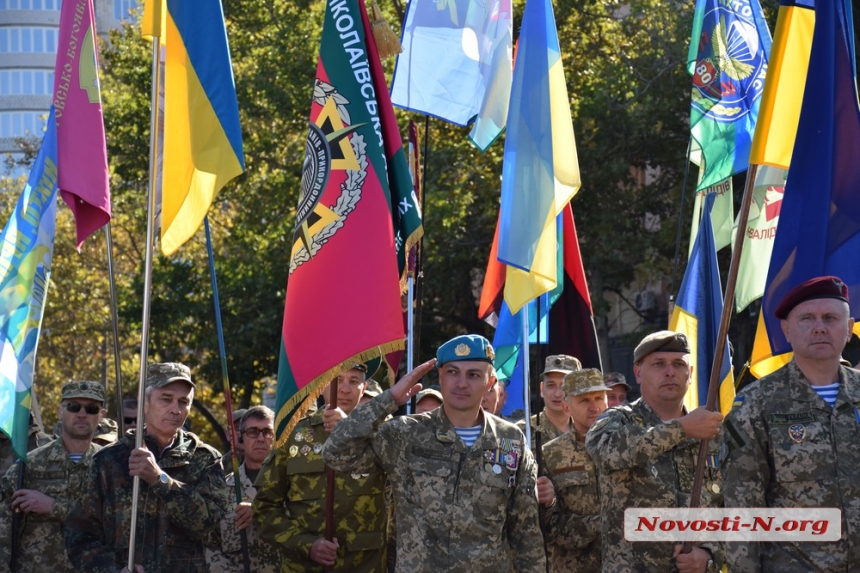 Как николаевцы на площади спели вместе с Пономаревым Гимн Украины. ФОТОРЕПОРТАЖ 