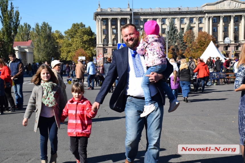 Как николаевцы на площади спели вместе с Пономаревым Гимн Украины. ФОТОРЕПОРТАЖ 