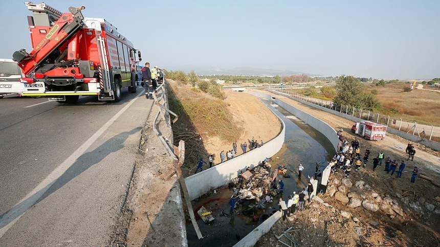 В Турции рухнул в пропасть грузовик с мигрантами - погибли 22 человека