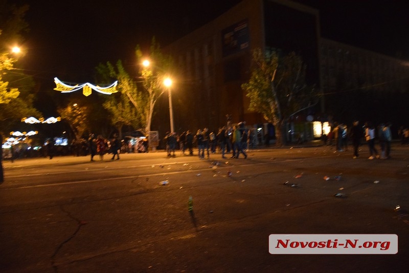 После концерта на площади Соборной николаевцы традиционно оставили кучи мусора