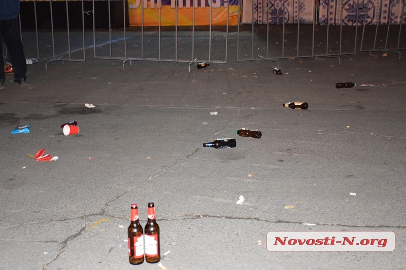 После концерта на площади Соборной николаевцы традиционно оставили кучи мусора