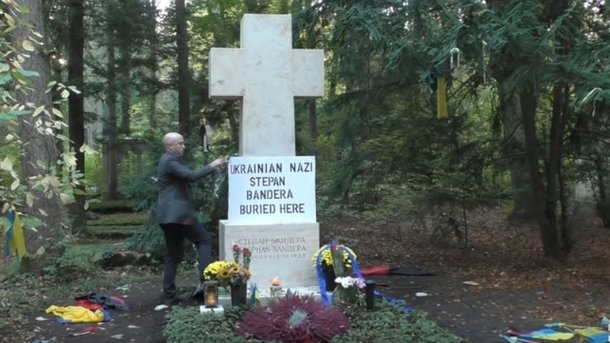 Британский журналист поглумился над могилой Бандеры. Видео 
