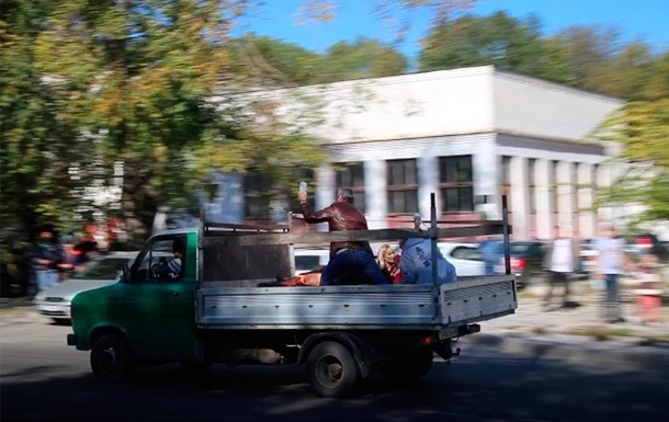 В Керчи из колледжа начали вывозить тела погибших после стрельбы и взрыва