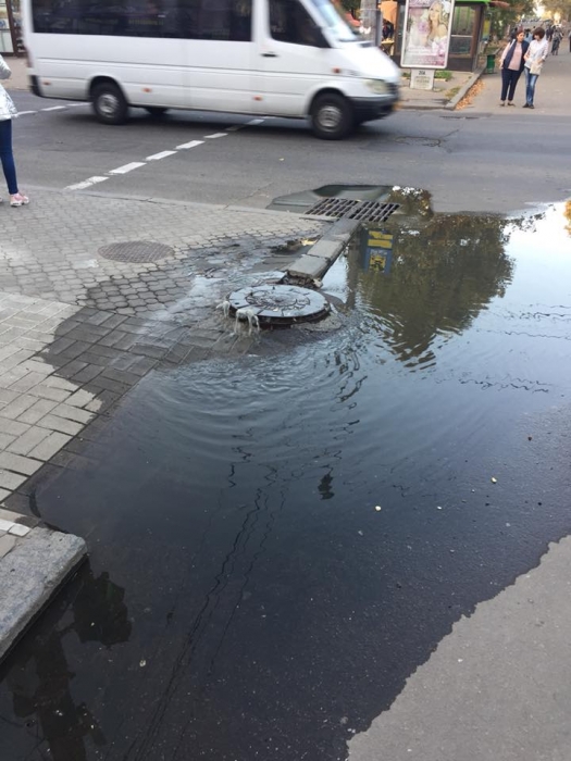 По улице Соборной в Николаеве опять текут фекальные воды