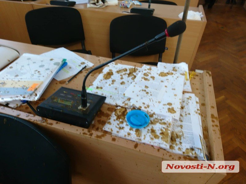 «Изложенный непонятным почерком», - суд отправил на доработку протокол по «фекальному инциденту» в Николаевском горсовете  