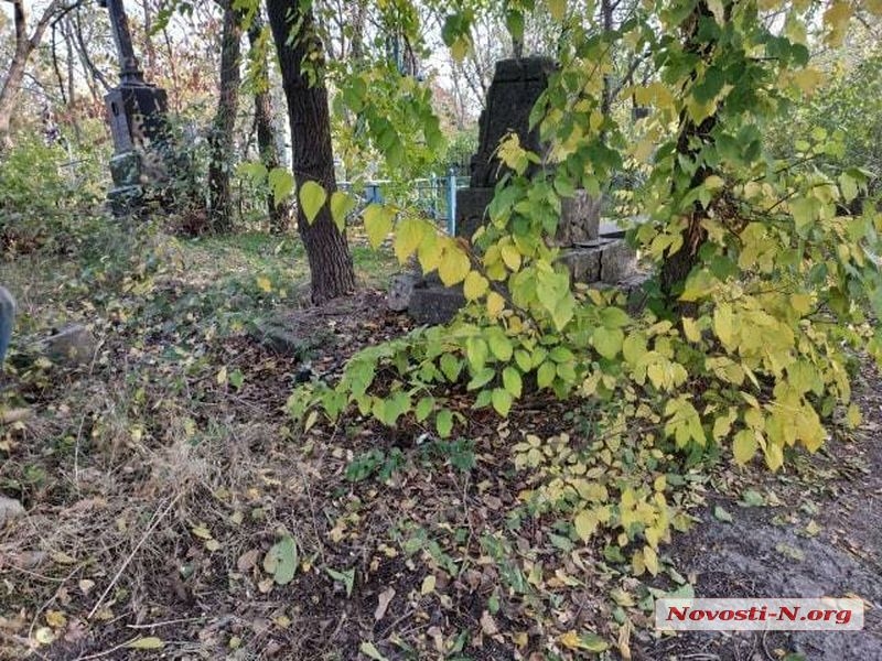 В Николаеве на старом кладбище привели в порядок могилы Героев Советского союза