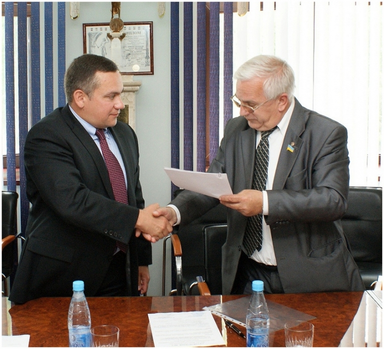 Андрей Хоменко и Николай Еропунов подписывают соглашение