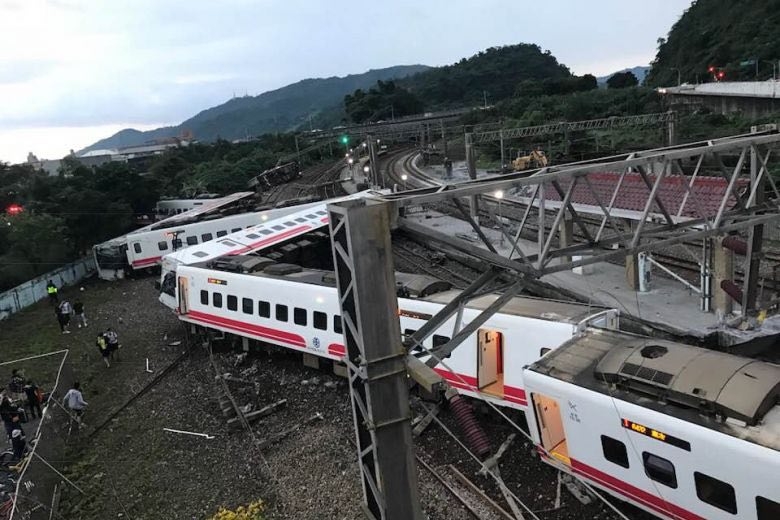 На Тайване пассажирский поезд сошел с рельсов: погибли 18 человек, пострадали - 160