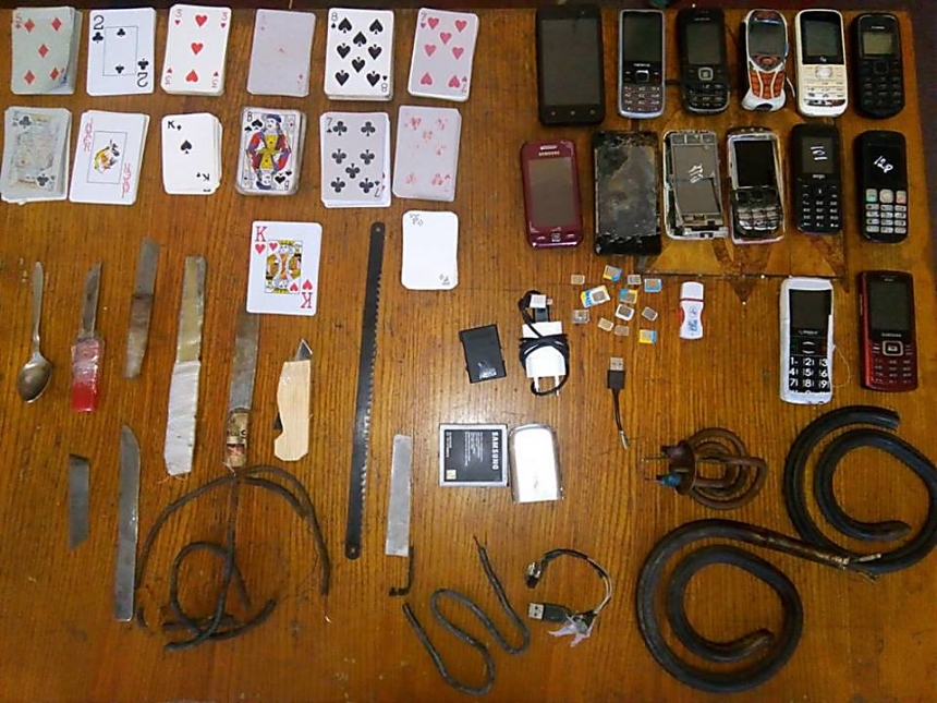 В Николаевском СИЗО при обысках у заключенных нашли телефоны, колюще-режущие, брагу