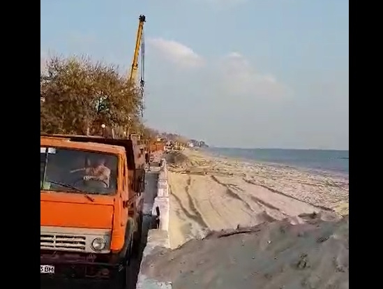 На пляже курорта Коблево грузовиками воруют песок