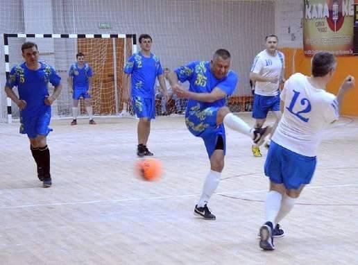 фото из Интернета (Игорь Науменко играет в футбол с мэром Александром Сенкевичем (№12)