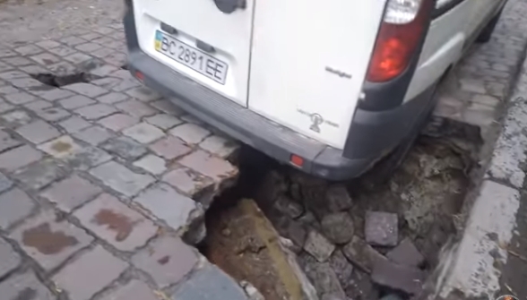 В провале на одной из улиц Львова застрял автомобиль. ВИДЕО
