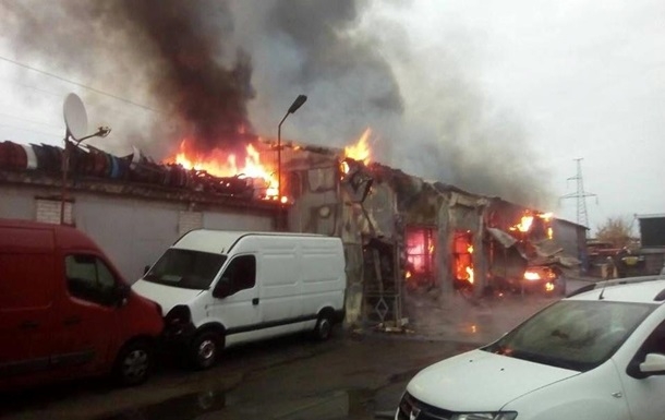 В Киеве на СТО сгорели семь автомобилей