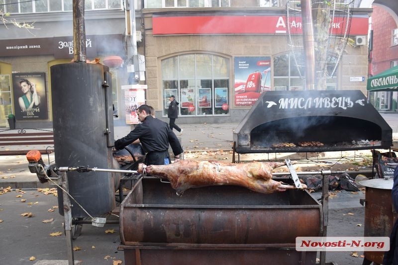 На главной улице Николаева снова устроили пивнуху и жарят шашлыки