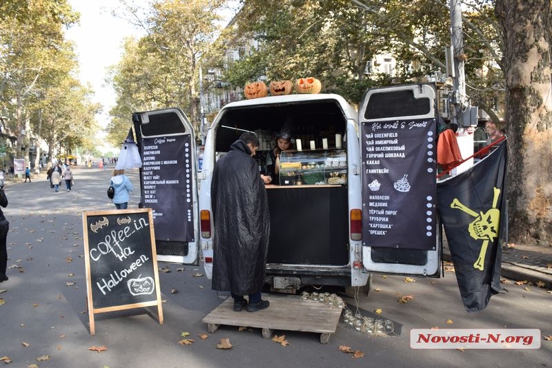 На главной улице Николаева снова устроили пивнуху и жарят шашлыки