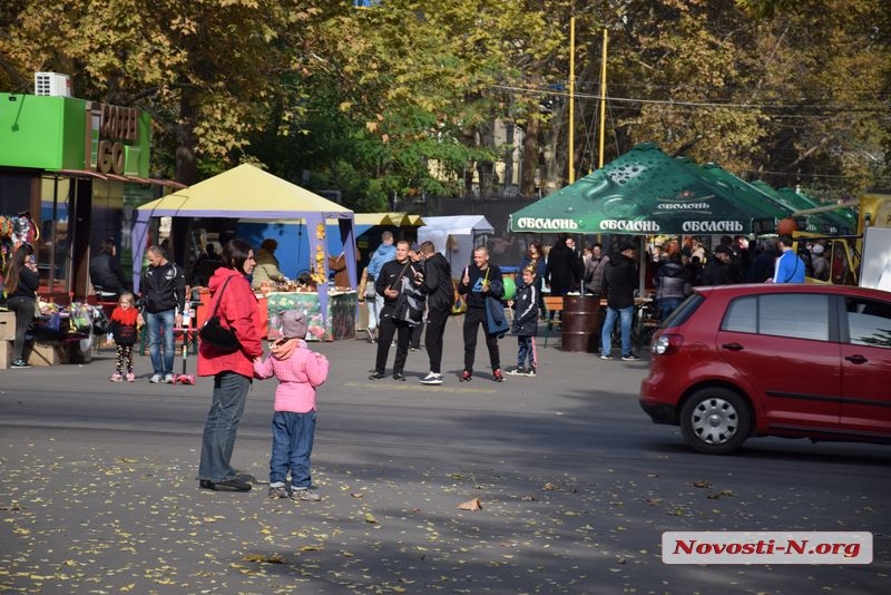 На главной улице Николаева снова устроили пивнуху и жарят шашлыки