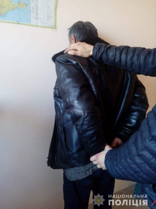 Под Киевом местные жители поймали педофила, который развращал девочку на глазах у ее подруги
