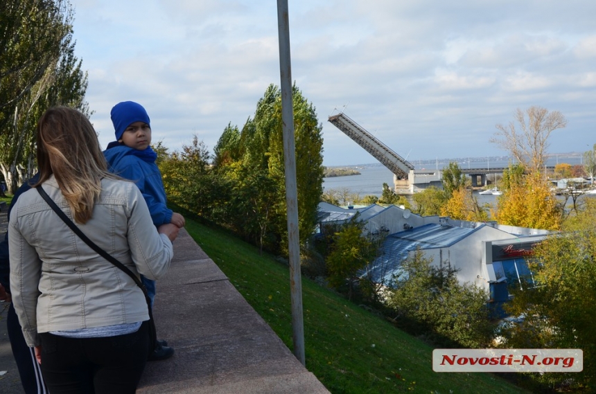 В Николаеве разводили мосты — из акватории завода вышло гидрографическое судно