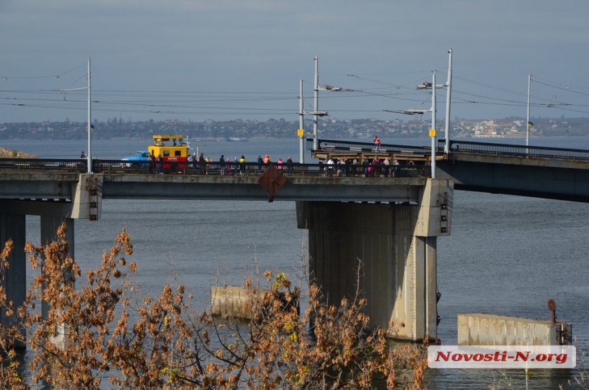 В Николаеве разводили мосты — из акватории завода вышло гидрографическое судно