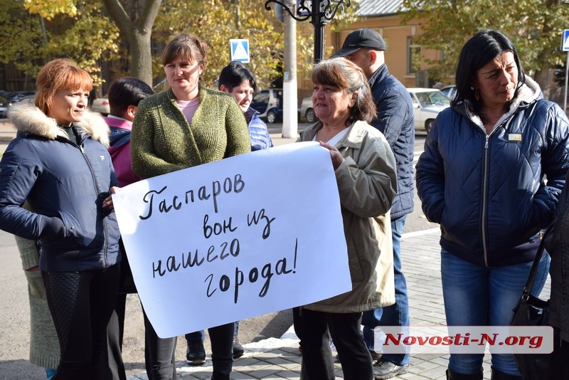 В Николаеве жители пригородных сел вышли  с пикетом к областному управлению Нацполиции 