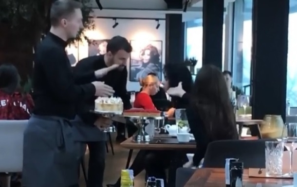 В Киеве официант запустил торт в лицо "клиентке из провинции". Видео