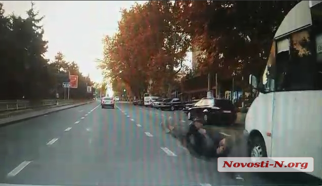 Появилось видео, как в Николаеве маршрутка сбила девушку на пешеходном переходе