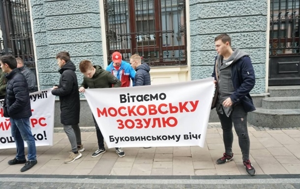 В Черновцах подрались сторонники и противники Юлии Тимошенко. ВИДЕО