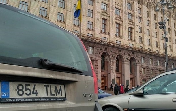 "Евробляхеры" зажгли дымовые шашки под Киевской администрацией