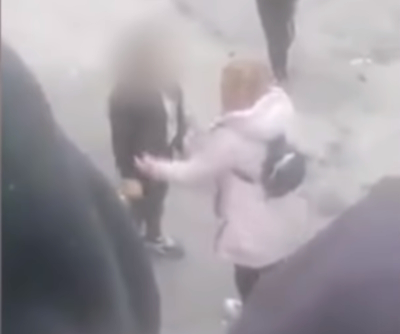 В Днепре ровесники побили школьницу и заставили ее стать на колени. Видео