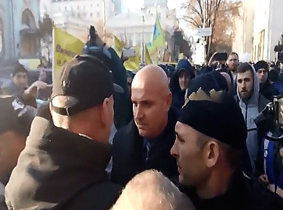 Стала известна фамилия нардепа, которого закидали яйцами митингующие под Радой "евробляхеры"