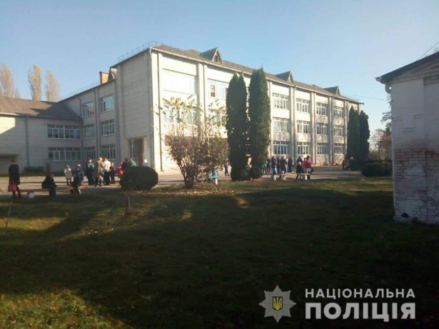 Под Киевом подросток распылил в школе перцовый газ, девять детей попали в больницу