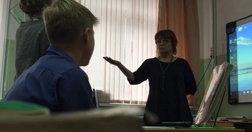 "Ты приемная, что ли?", - в России учительница прилюдно унизила школьницу. ВИДЕО