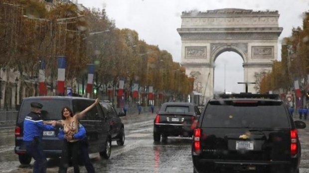 Участницы Femen атаковали кортеж Трампа в Париже. ВИДЕО
