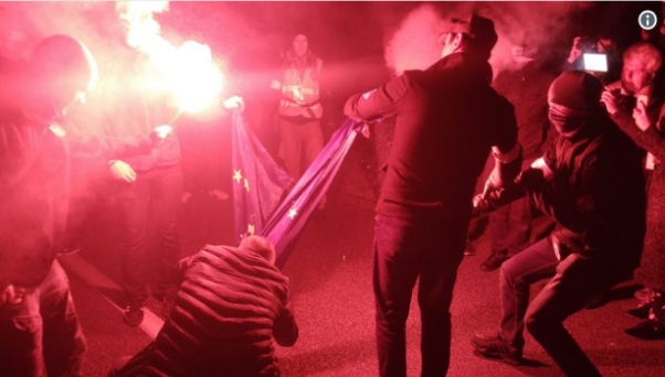 В Варшаве на 200-тысячном марше поляки сожгли флаг Европейского Союза