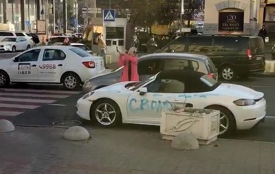 В Киеве блондинка изрубила топором элитный Porsche.ВИДЕО