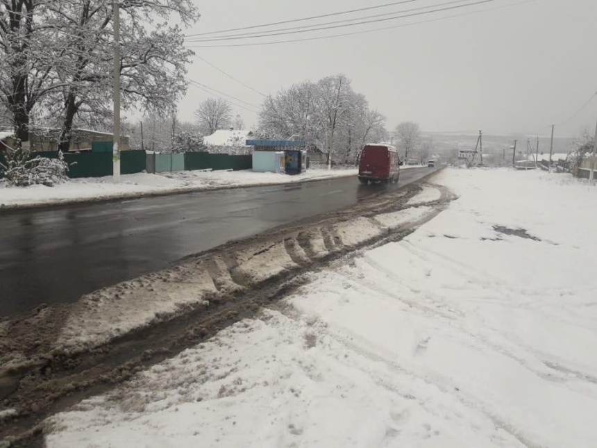 Ночью на Николаевщине в «снежном плену» застрял автобус с детьми, а в заторе - 35 авто