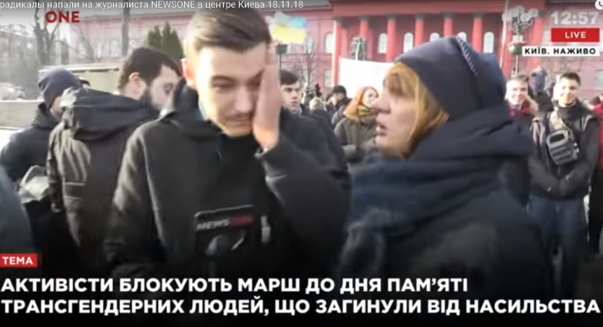 "Подошли и плюнули в лицо", - в Киеве на митинге напали на журналиста. ВИДЕО  
