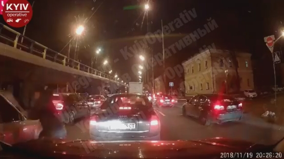 В Киеве группа парней с битами устроила охоту на автомобили. ВИДЕО