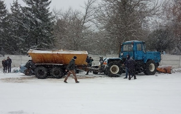 В Изюме трактор протаранил семь авто