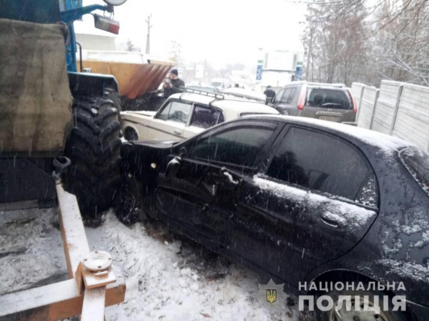 В Харьковской области трактор протаранил семь машин и полицейский автомобиль