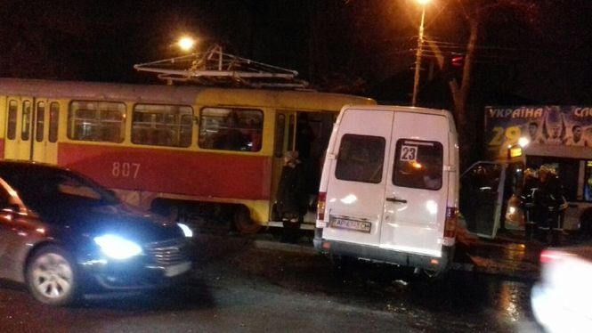 В Запорожье трамвай протаранил маршрутку: пострадали 5 человек. ВИДЕО