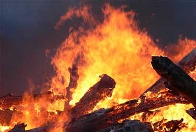 На Николаевщине горел жилой дом: хозяйка с сыном надышались продуктами горения