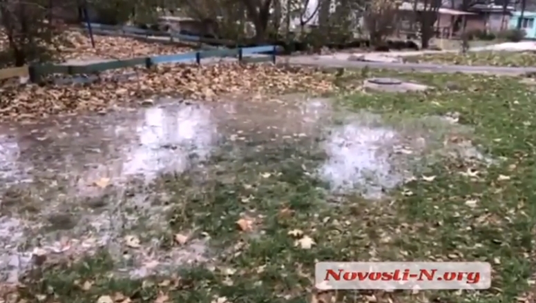 В Николаеве двор многоэтажки заливает водой. ВИДЕО