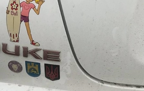 В Польше завели дело из-за наклейки с трезубцем на авто украинца