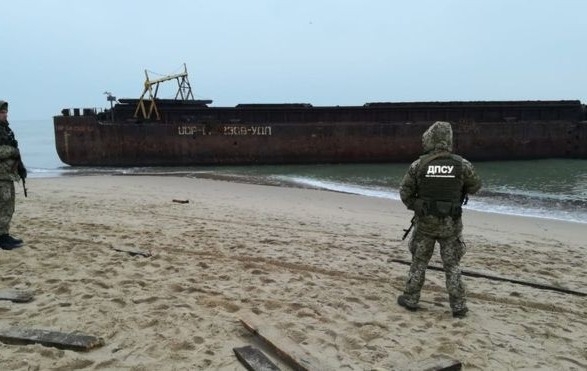 Баржа с контрабандой повредила пять причалов в Черном море