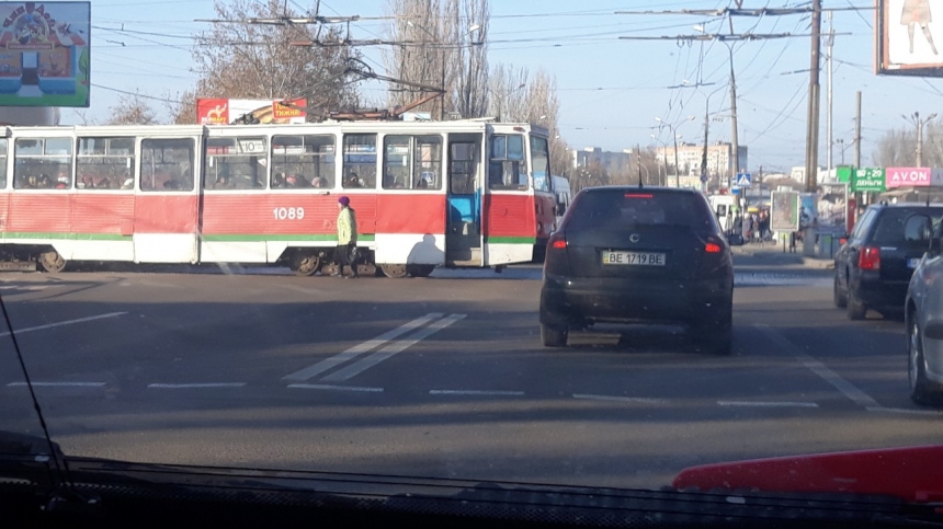 В Николаеве трамвай заблокировал движение авто по проспекту Мира