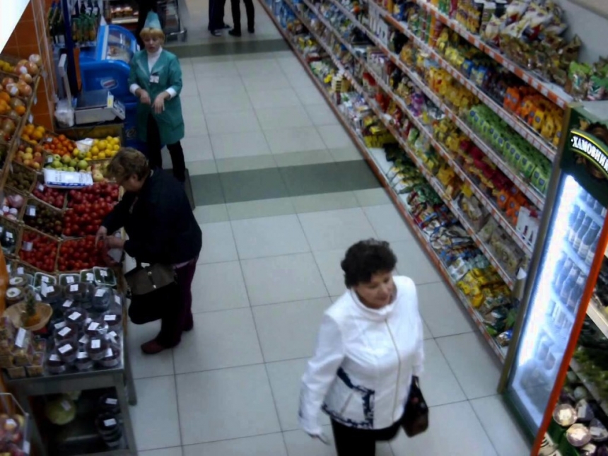 Посетители столичного супермаркета устроили драку с охраной. ВИДЕО